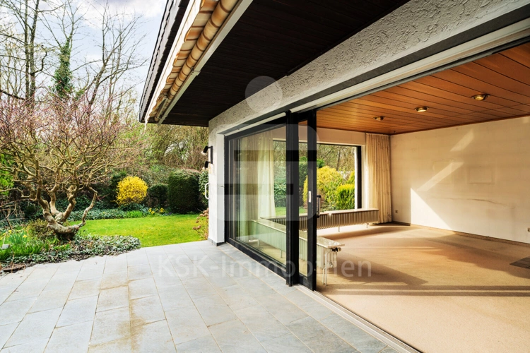 Terrasse mit Blick ins Wohnzimmer und den Garten