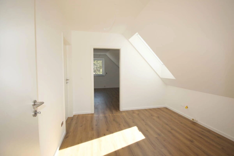 Durchgangszimmer mit Speicherzugang u. kl. Schlafzimmer