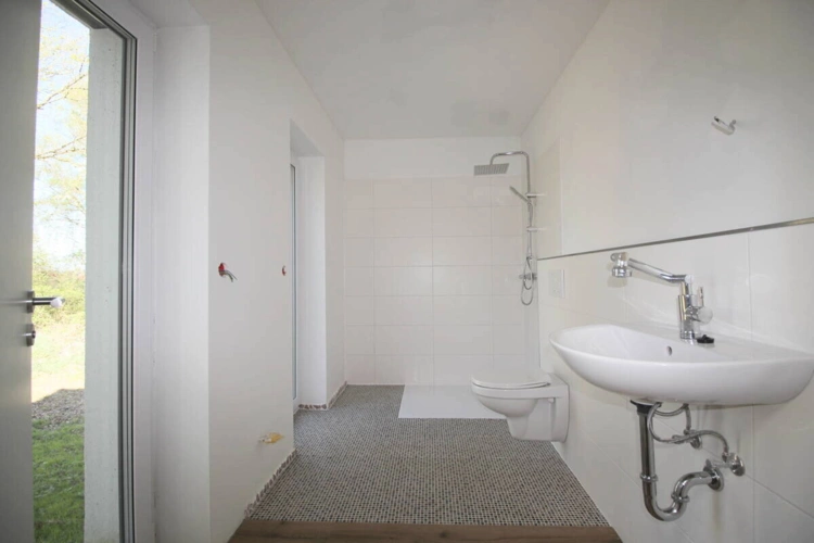 Großzügiges u. modernes Duschbad EG