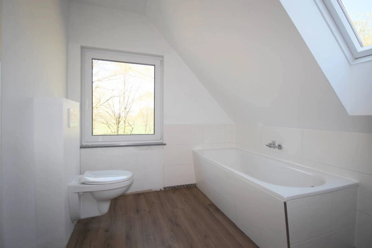 Wannenbad mit zwei Fenstern OG