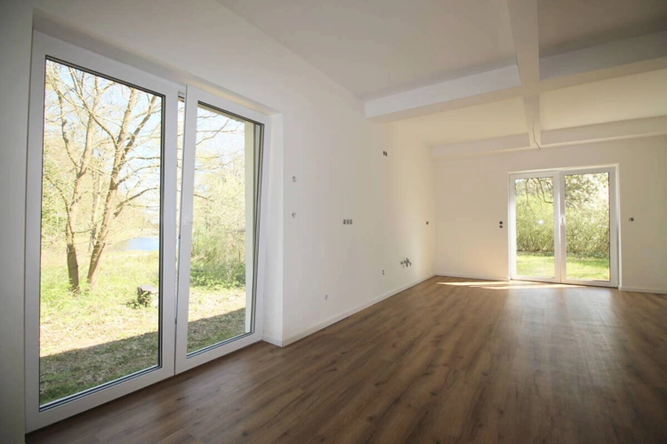Moderner Küchenbereich mit Teichblick