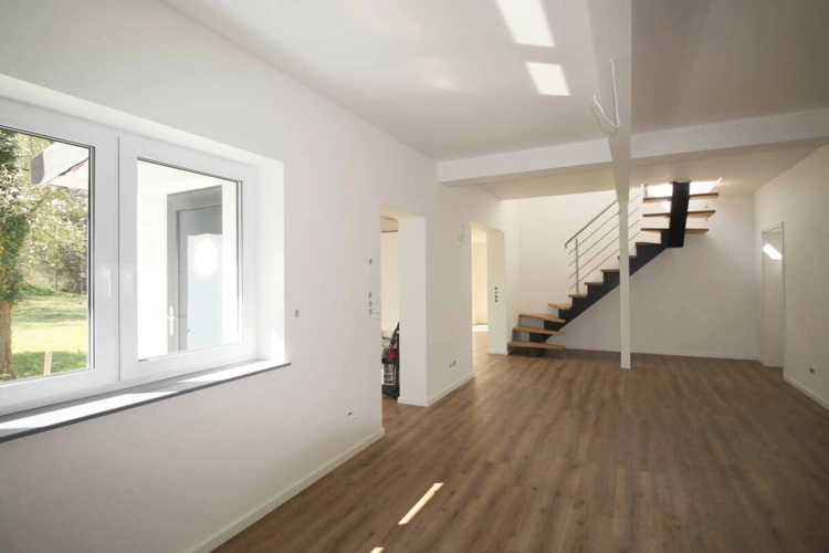 Offen gestaltetes Erdgeschoss mit Holz-Wendeltreppe ins OG