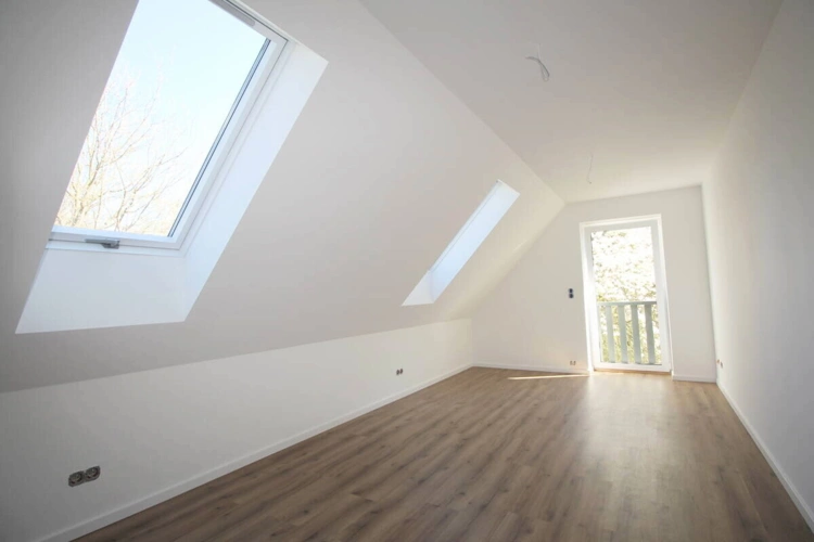 Gr. Schlafzimmer OG mit bodentiefem Fensterelement