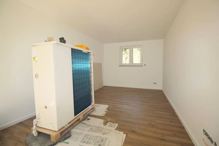 Sep. EG-Zimmer mit noch zu installierender Wärmepumpe