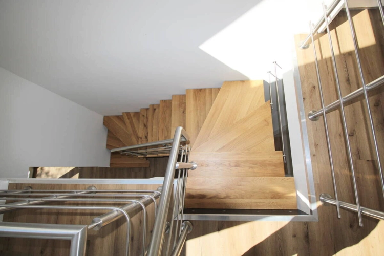 Hochwertige Holz-Wendeltreppe