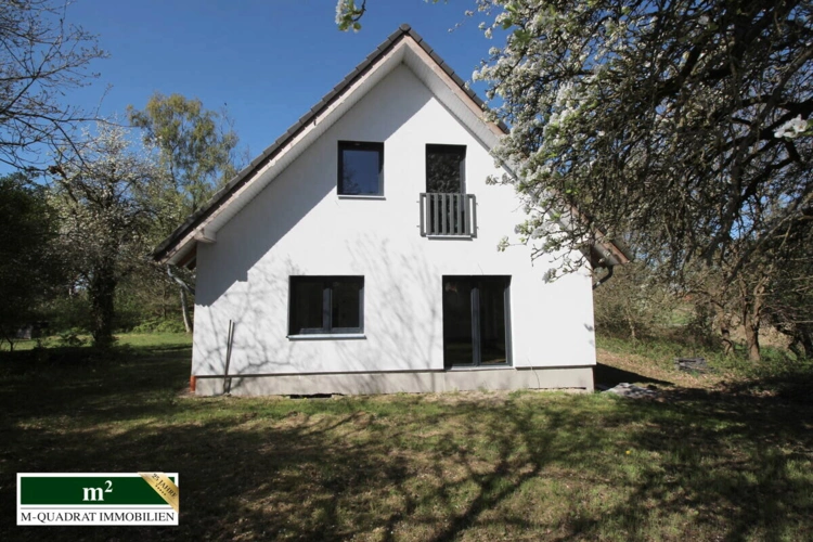 Gartenseite Hausfront mit Teilkeller für Heizungsanlage