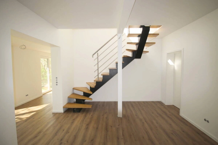 Chice u. moderne Holz-Wendeltreppe ins OG