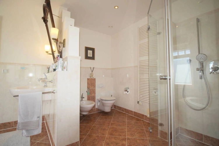 Bidet u. WC-Bereich hinter Schamwand Elternbad OG
