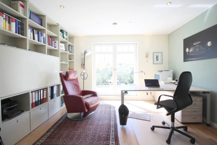 Helles Büro mit Balkonzugang OG