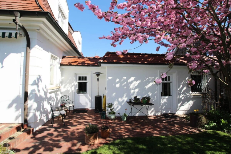 Anbau mit Sauna u. Dusche samt Doppelgarage