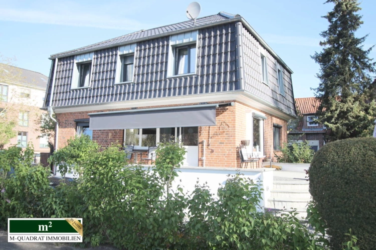 Mansarddach-Villa mit L-förmiger Südwestterrasse