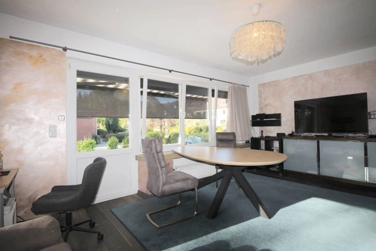 Fensterseite Wohnzimmer mit Terrassenblick