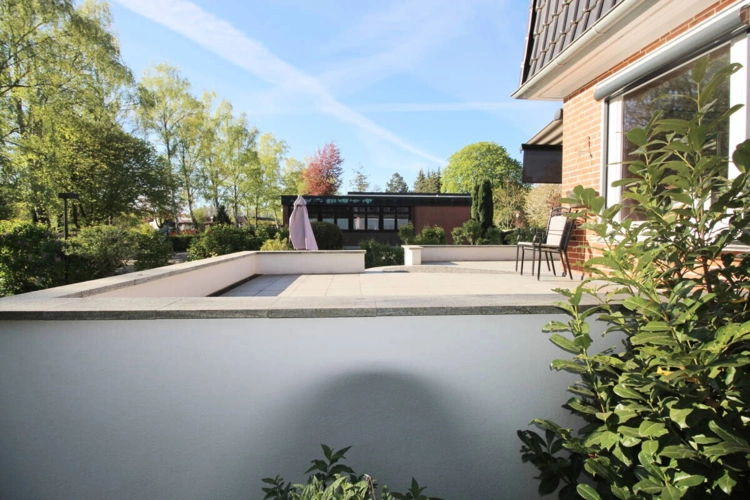 Blick auf die große Südterrasse u. Nachbarschaft