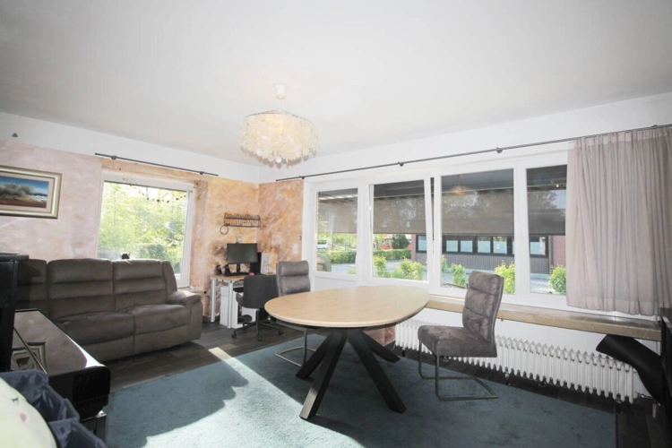 Wohnzimmer mit gr. Fensterseite mit Terrassenzugang