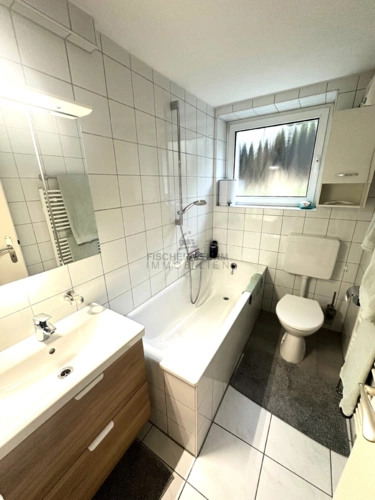 Wannenbad mit Fenster