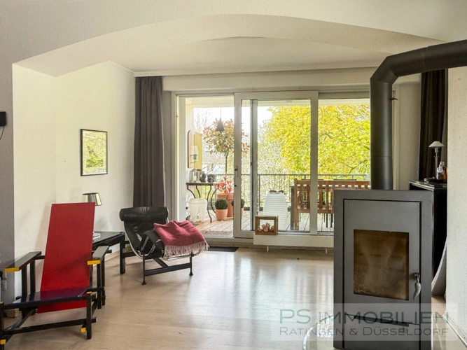 Wohnzimmer mit Kamin und Balkonzugang