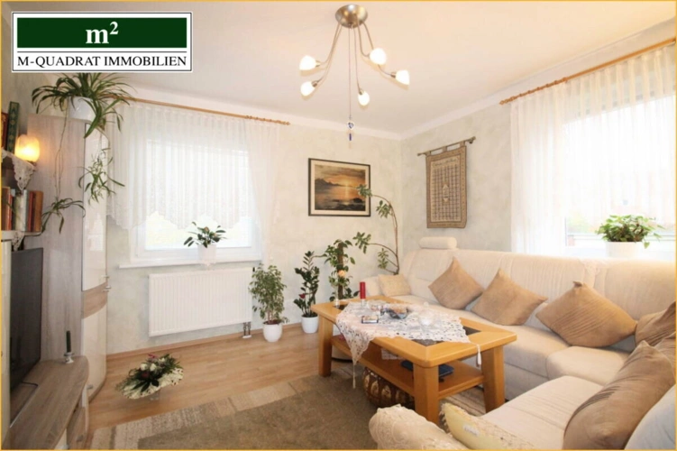 Wohnzimmer mit zwei großen Sonnenfenstern