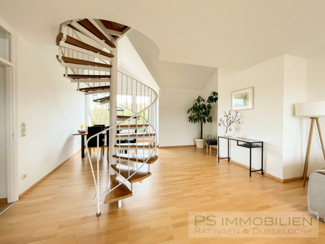 Wohnraum mit offener Treppe