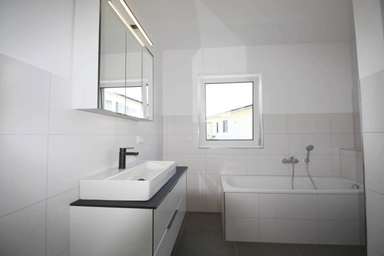 Badausstattung mit Wanne, Dusche, Waschtisch u. Spiegel
