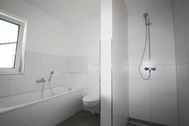 Moderne Badewanne u. Dusche