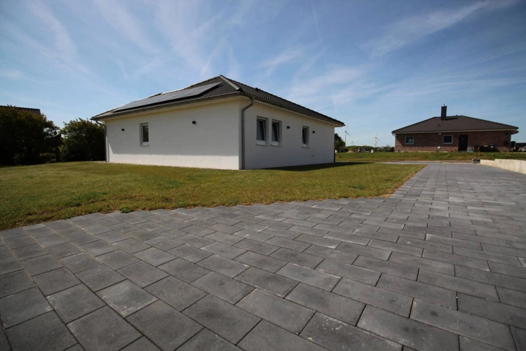 Bungalow aus Garagenperspektive
