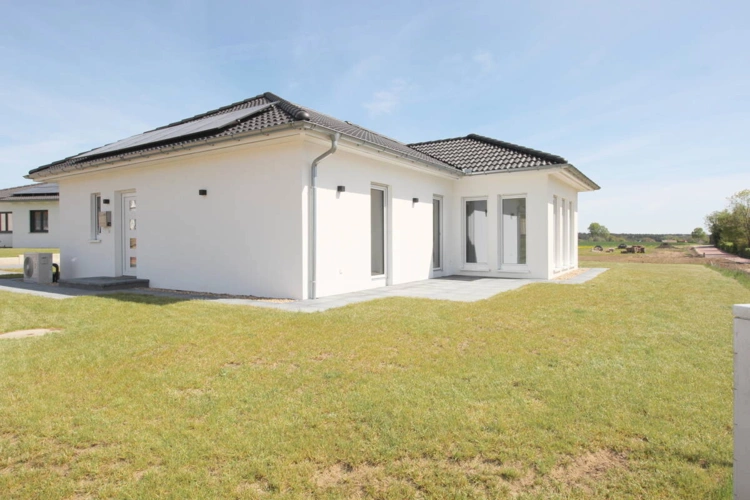 Hocheffizienter Bungalow mit Wärmepumpe, PV-Anlage u. fertigem Garten