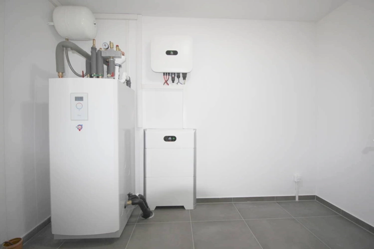 Technikraum mit PV-Anlage u. PV-Speicher u. Platz für WM u. Trockner