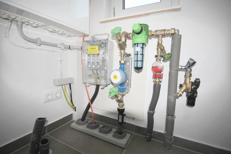 Versorgungsleitungen des Hauses im Technikraum