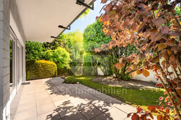 Terrasse mit Blick in den Garten