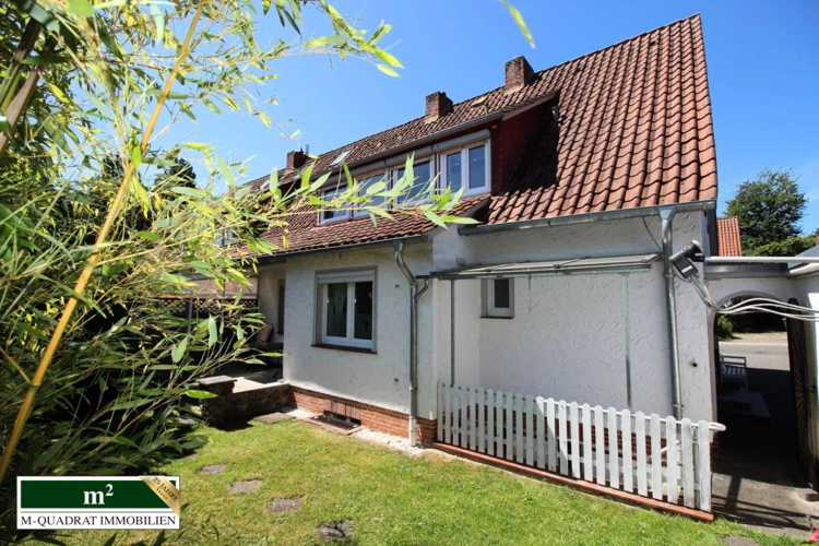 DHH mit Blick auf Eingangstür zum Gartenparadies