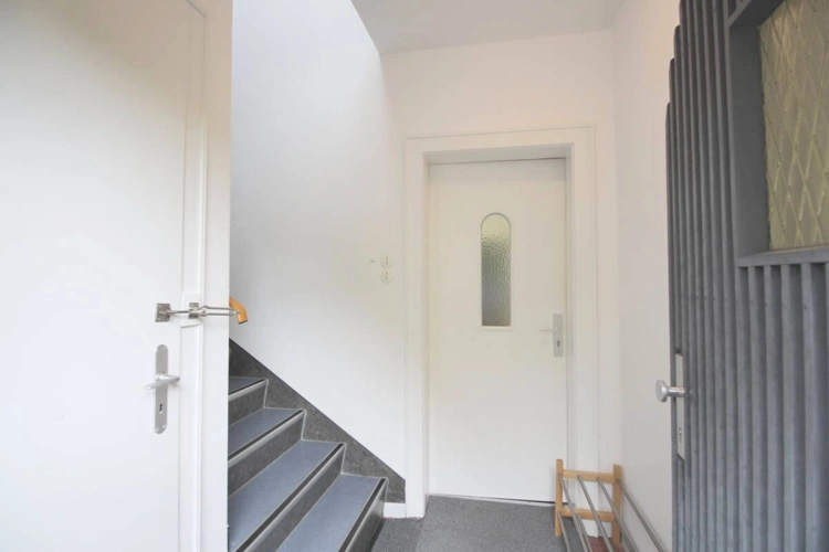 Eingangsbereich EG-Wohnung mit sep. Kellerzugang links