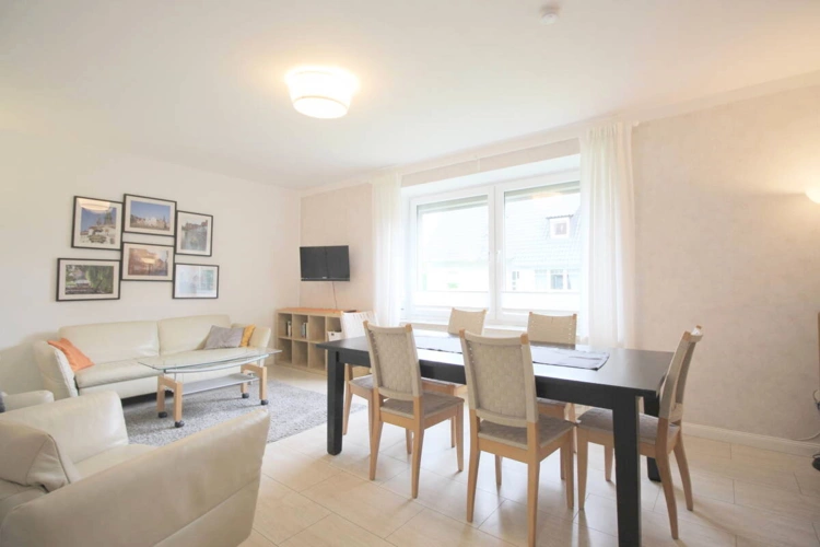 Großzügiges Wohnzimmer EG-Wohnung