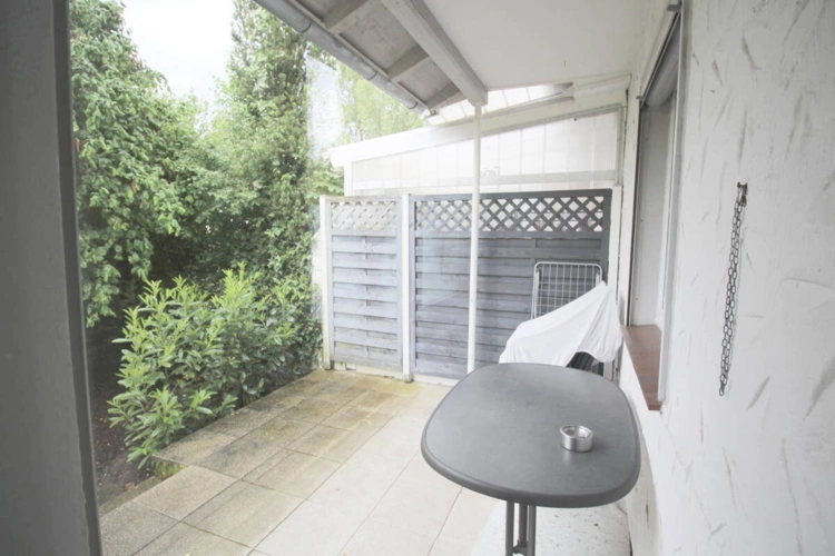 Küchenblick auf teilüberdachte EG-Terrasse