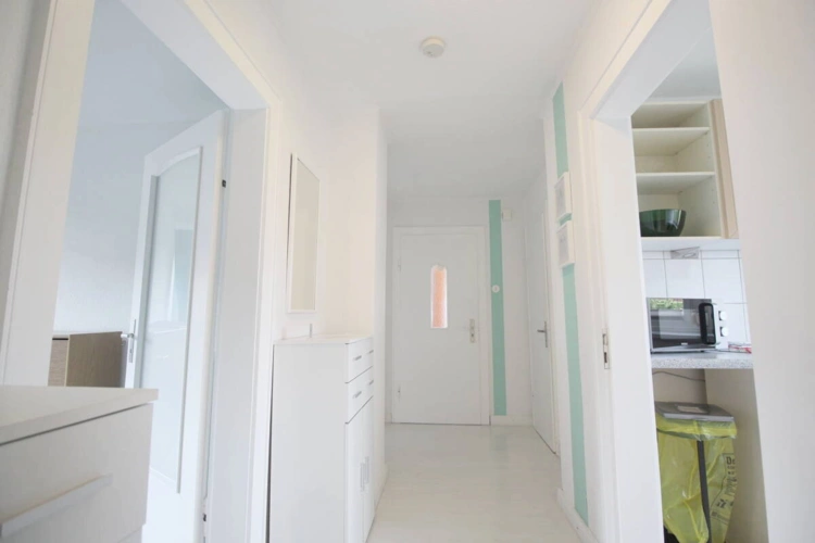 Flurblick auf Eingangsbereich DG-Wohnung