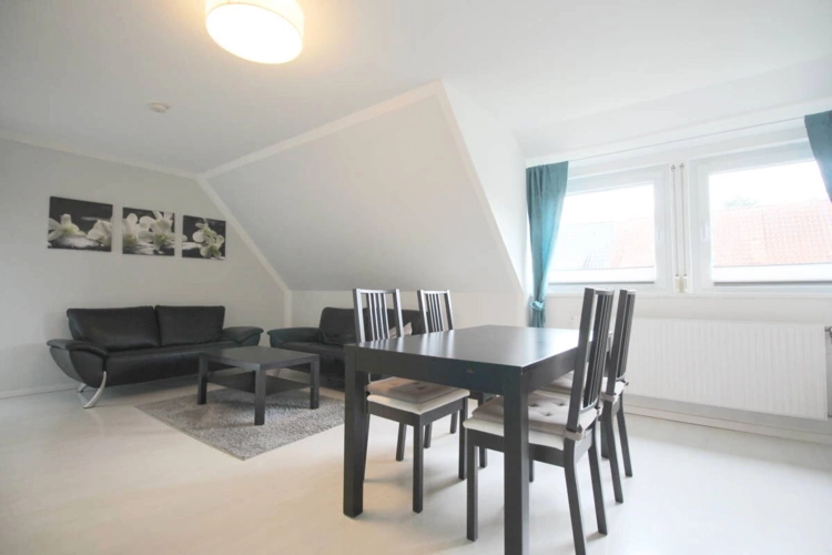 Großzügiges Wohnzimmer DG-Wohnung