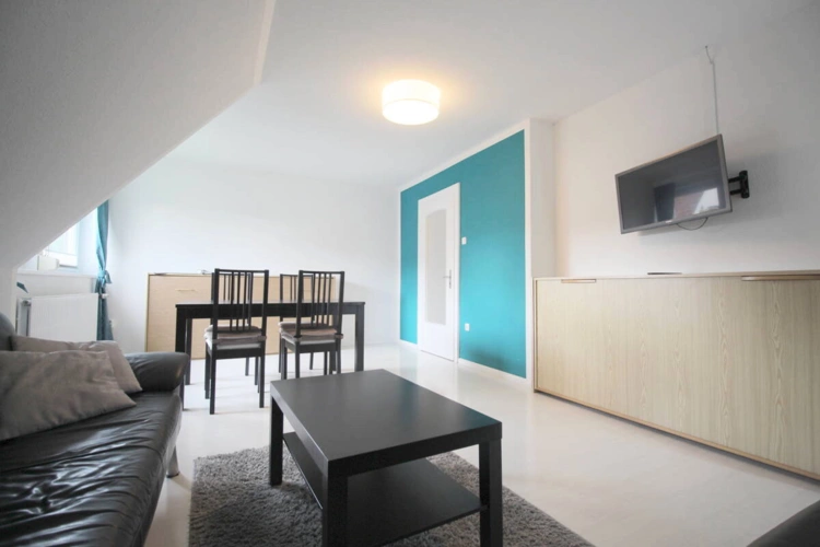 Wohnzimmer DG-Wohnung mit Türblick