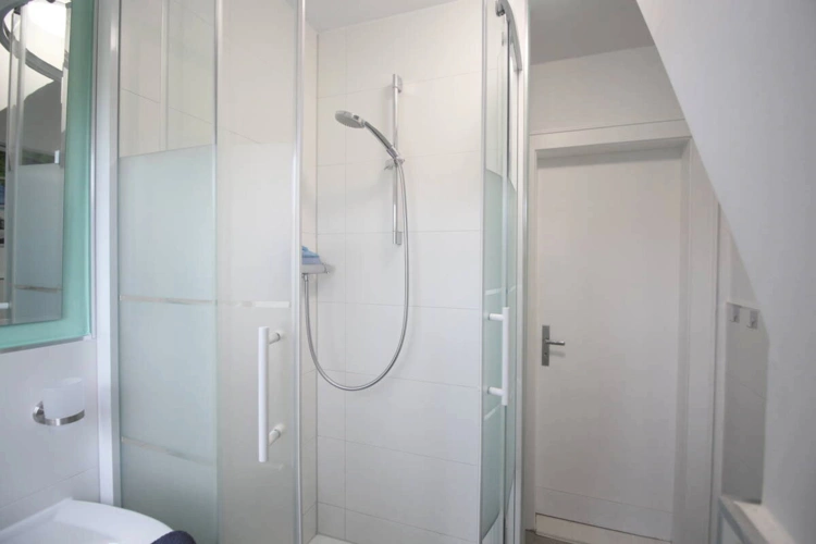 Duschbad in DG-Wohnung mit Türblick