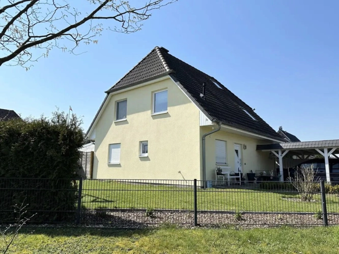 EFH mit Eingangsbereich straßenseitig