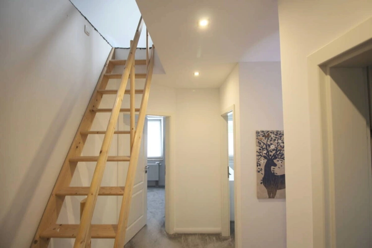 Platzsparende Holztreppe ins wohnliche DG