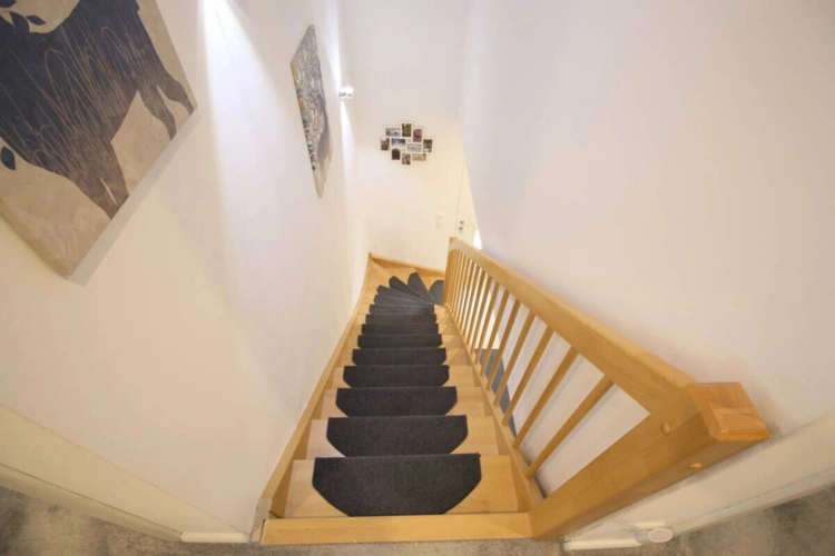 Wertige Holztreppe OG ins EG