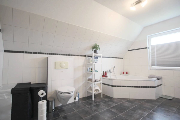 Geräumiges Hauptbad mit Wanne u. Dusche OG