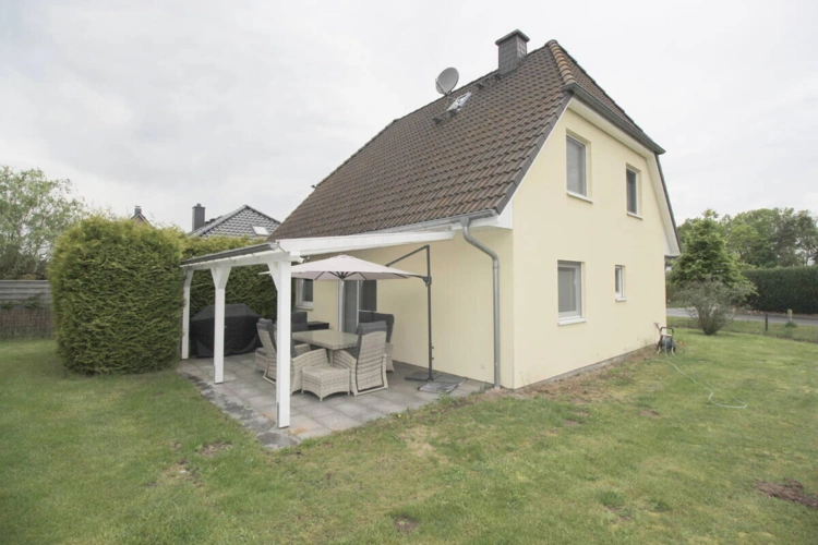 Modernes EFH mit Walmdachgiebel u. Terrasse