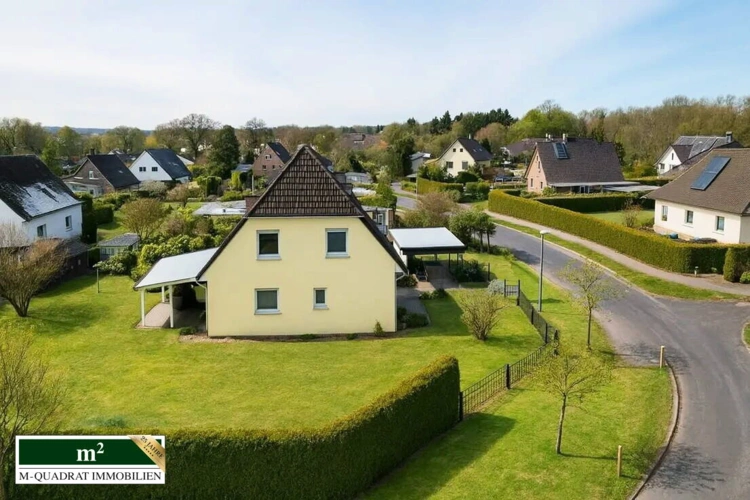Drohnenaufnahme EFH mit großzügigem Grundstück