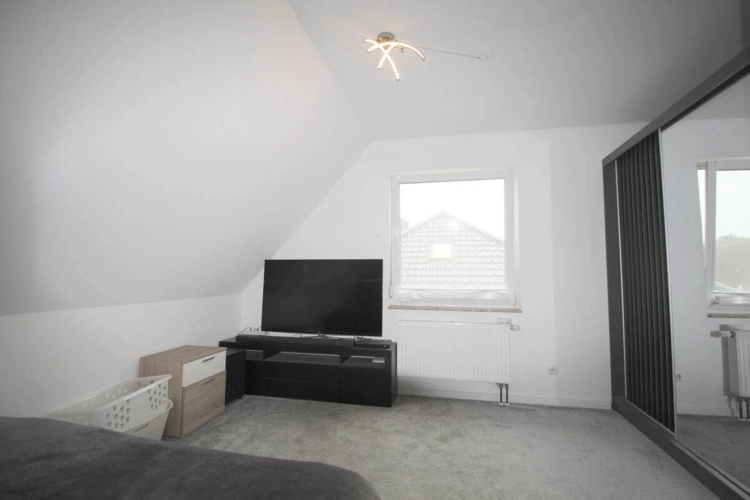 Eltern-Schlafzimmer mit TV u. Kleiderschrank OG