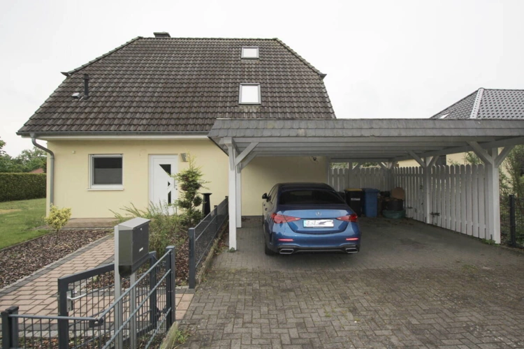 Eingangsbereich EFH mit Doppelcarport