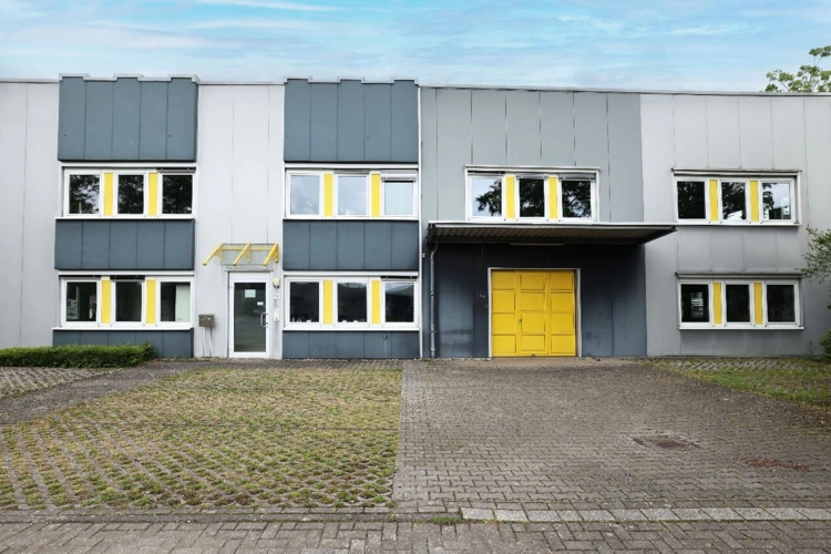 Frontansicht mit Stellplätzen