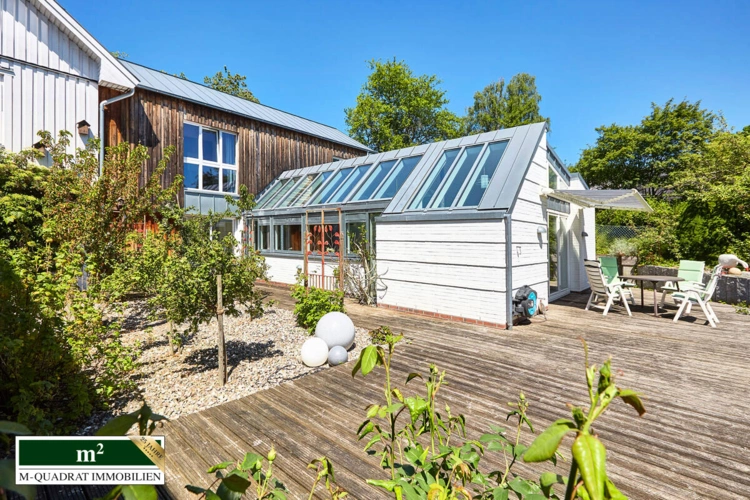 Poolhaus mit Terrasse und Naschgarten