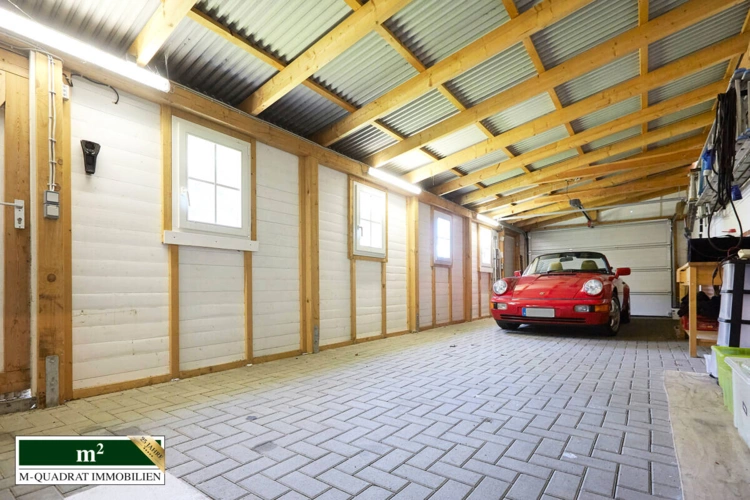 Geräumige Garage für ihre Schätze