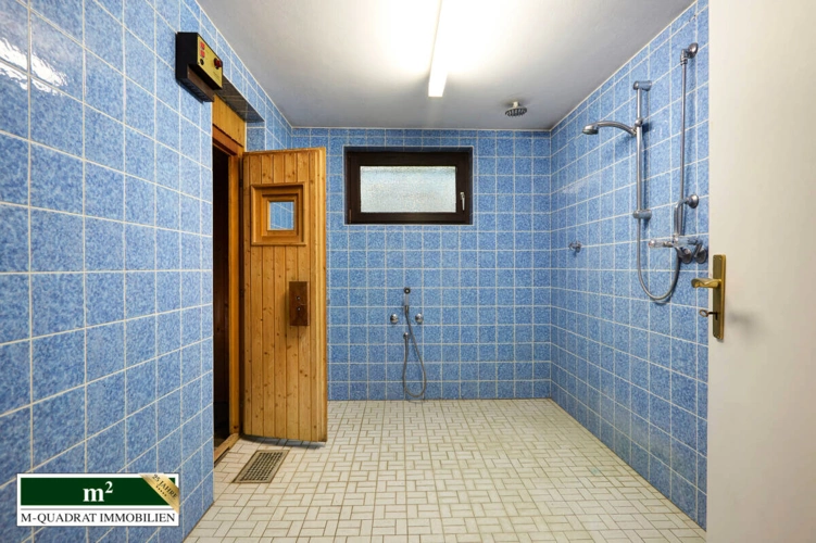 Duschbereich mit Sauna im Keller