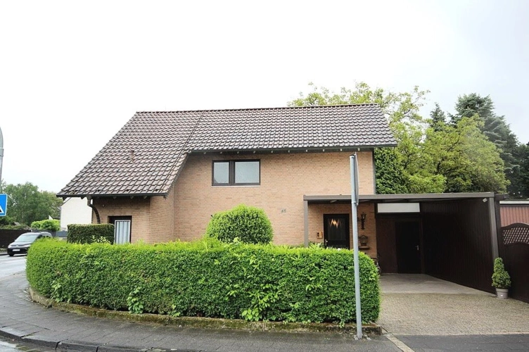 Frontansicht mit Carport